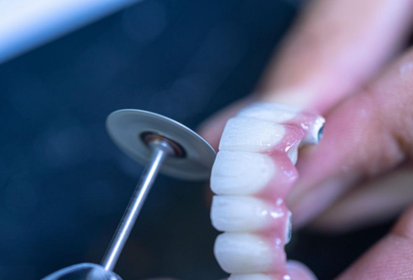 Pulido de una corona dental durante el acabado de laboratorio